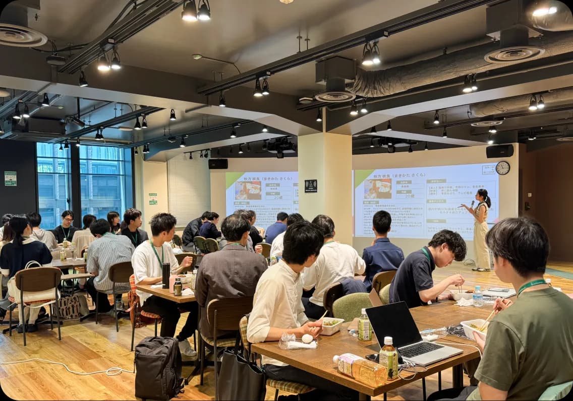 AgVenture Lab のオープンスペースで交流する参加者