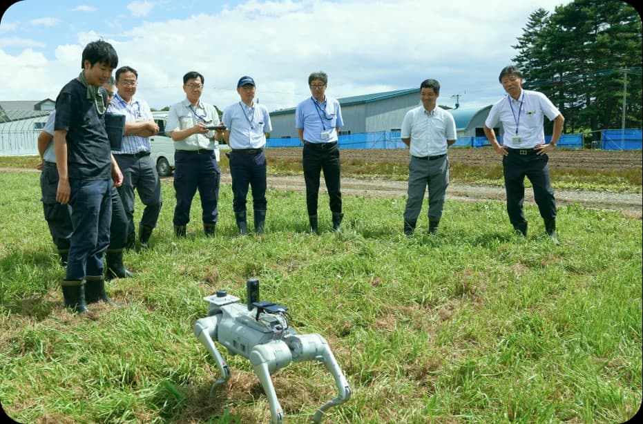 農業用ロボットを囲む実証実験の様子